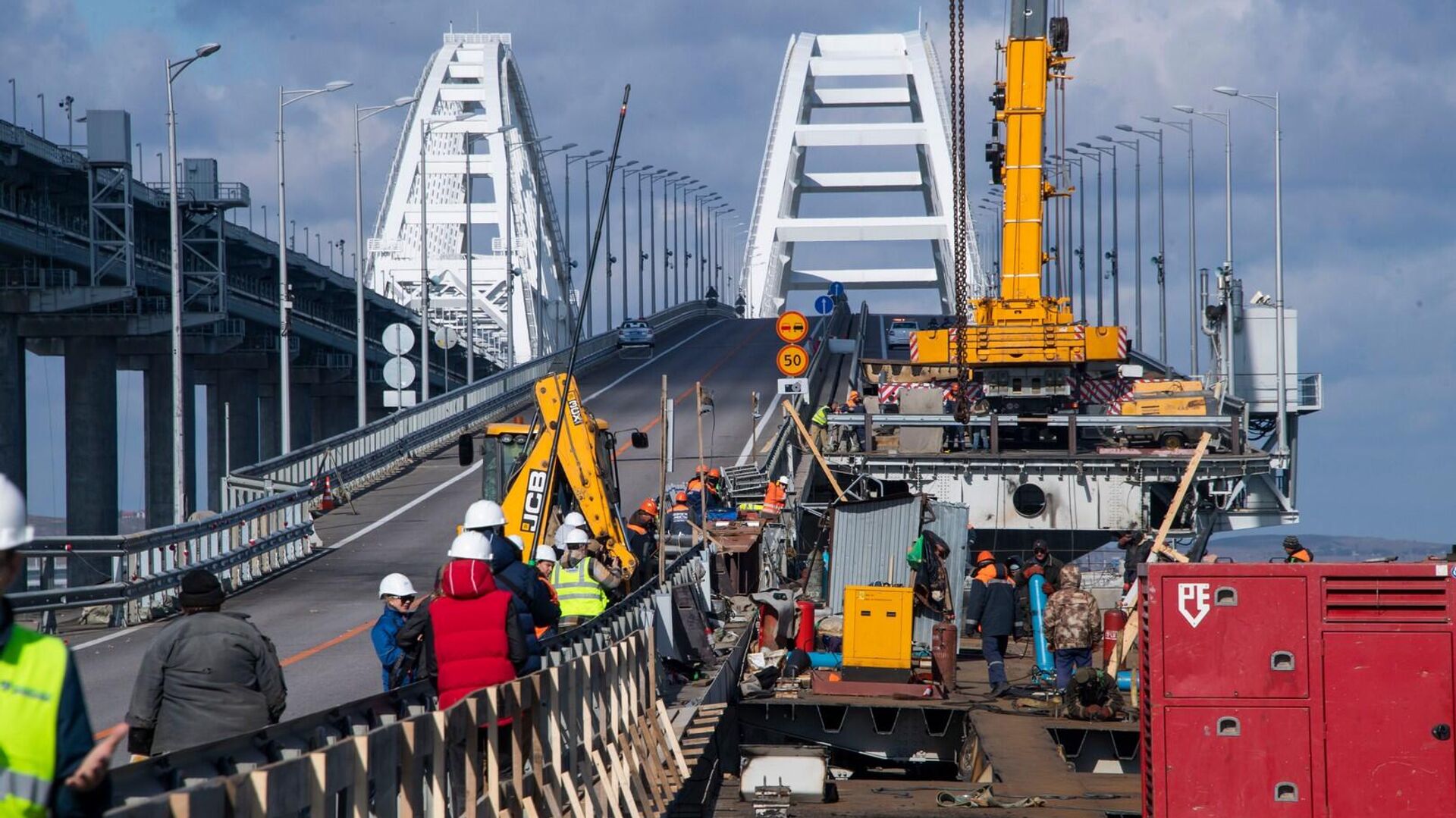 Восстановление повреждённых пролётов Крымского моста после теракта 8 октября 2022 года - РИА Новости, 1920, 21.10.2022