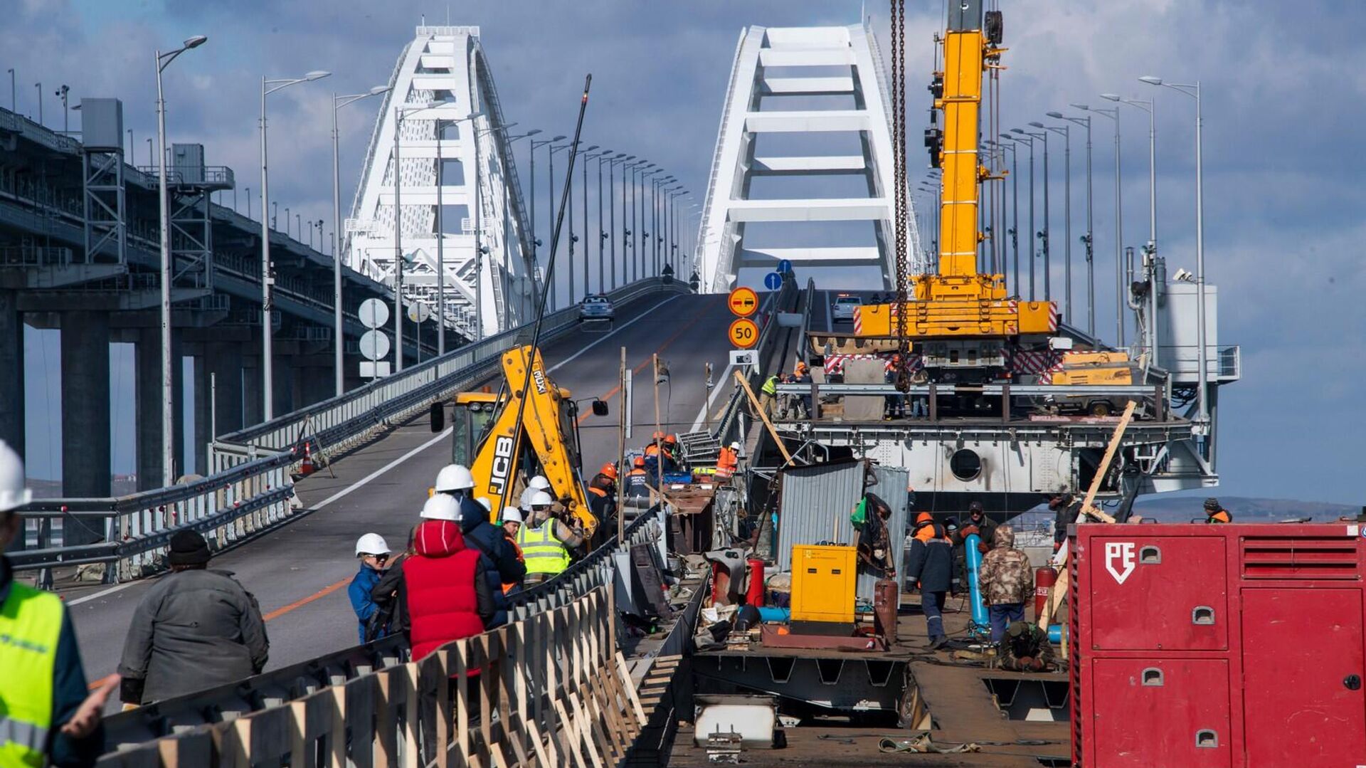 Восстановление повреждённых пролётов Крымского моста после теракта 8 октября 2022 года - РИА Новости, 1920, 21.10.2022