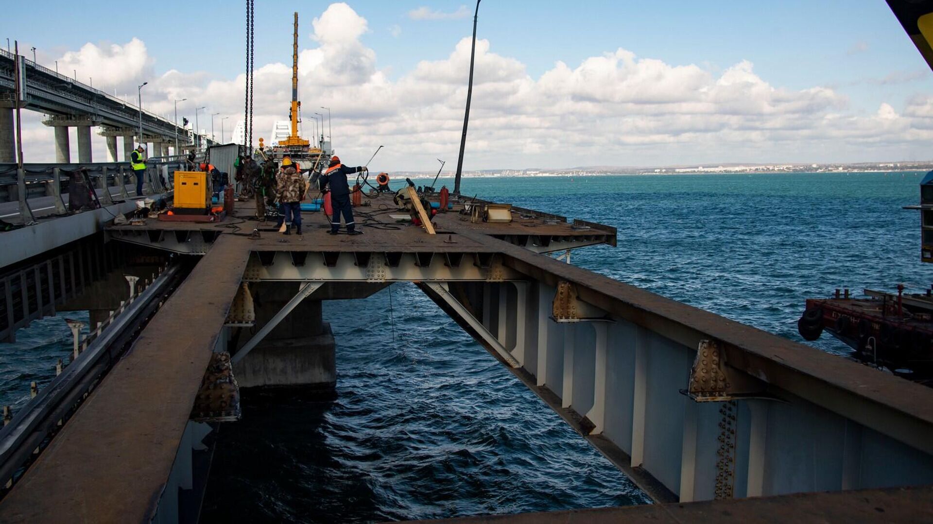 Восстановление повреждённых пролётов Крымского моста после теракта 8 октября 2022 года - РИА Новости, 1920, 06.11.2022