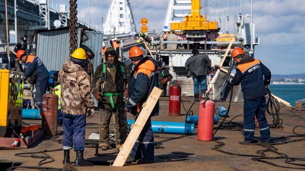 Восстановление повреждённых пролётов Крымского моста после теракта 8 октября 2022 года