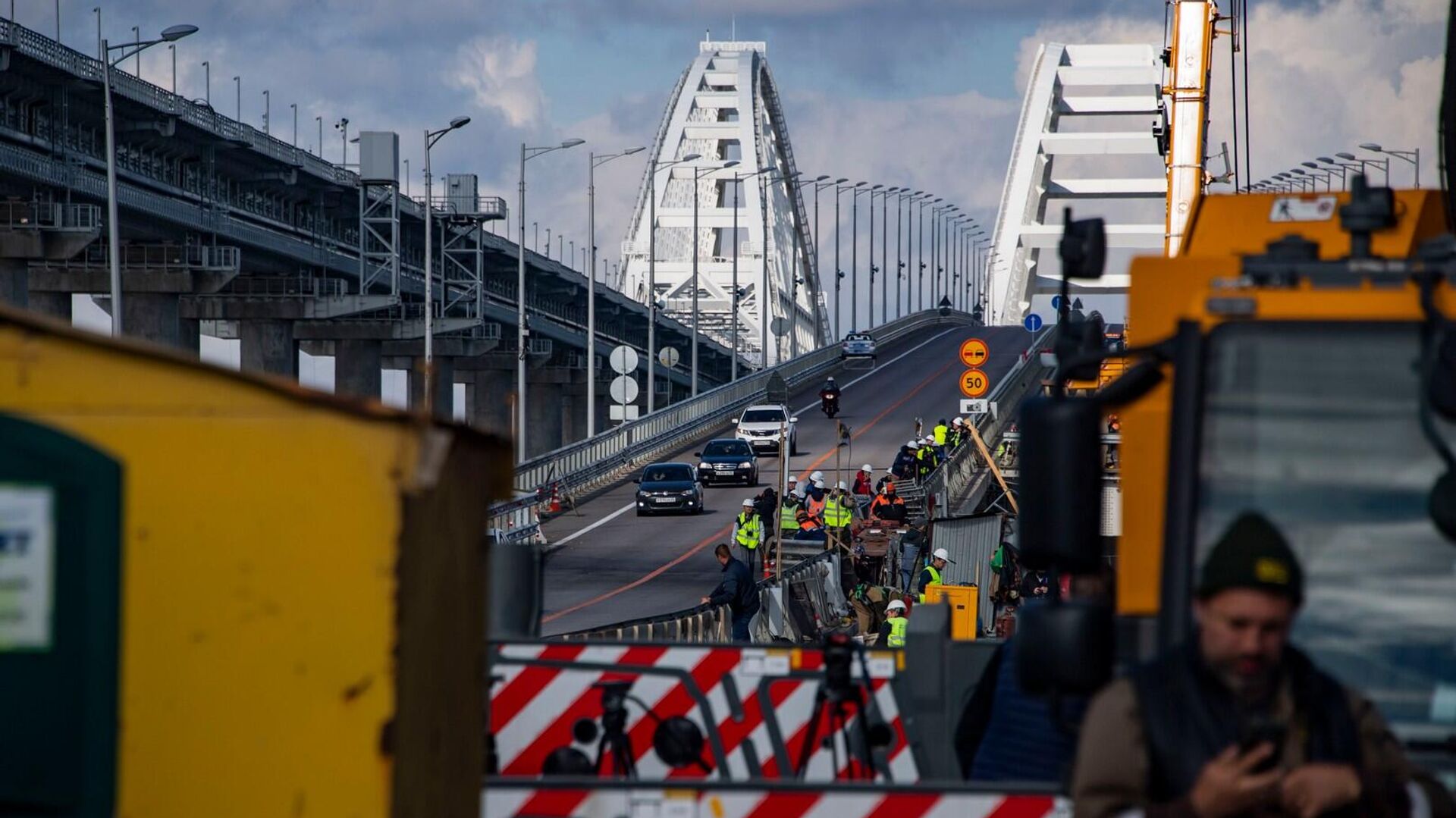 Восстановление повреждённых пролётов Крымского моста после теракта 8 октября 2022 года - РИА Новости, 1920, 20.12.2022