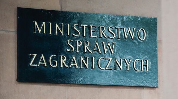 Табличка на входе в здание Министерства иностранных дел Польши в Варшаве.
