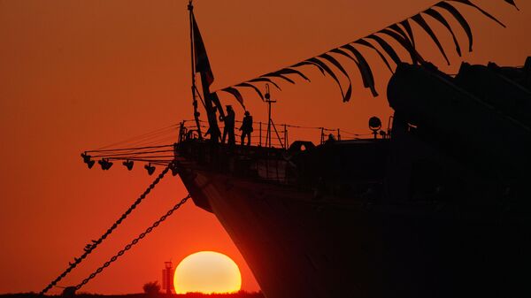 Матросы на палубе одного из военных кораблей в бухте Севастополя.