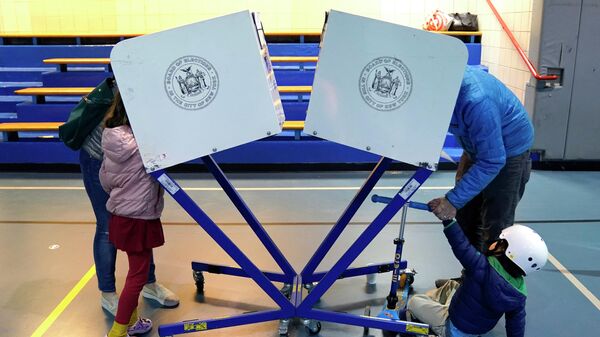 
Избиратели голосуют на промежуточных выборах в США в средней школе Эдварда А. Рейнольдса Вест-Сайд в Нью-Йорке 8 ноября 2022 года.