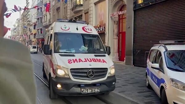 Паника и оперативные службы: взрыв прогремел в центре Стамбула