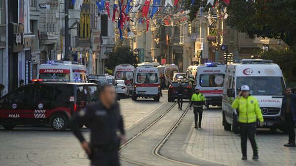 Служба безопасности и машины скорой помощи на месте взрыва на популярном пешеходном проспекте Истикляль в Стамбуле