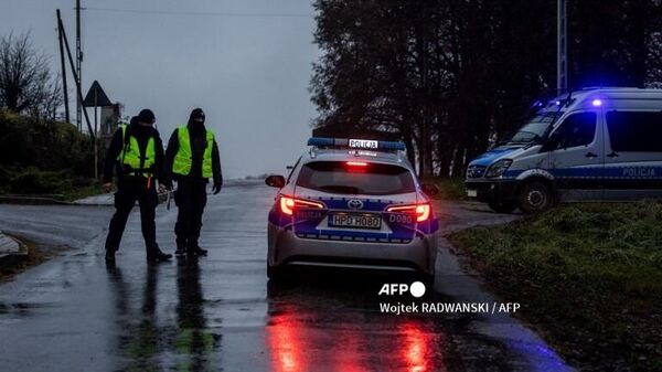 Полиция перекрыла дорогу недалеко от места падения ракеты в селе Пшеводов на востоке Польши. Фото AFP
