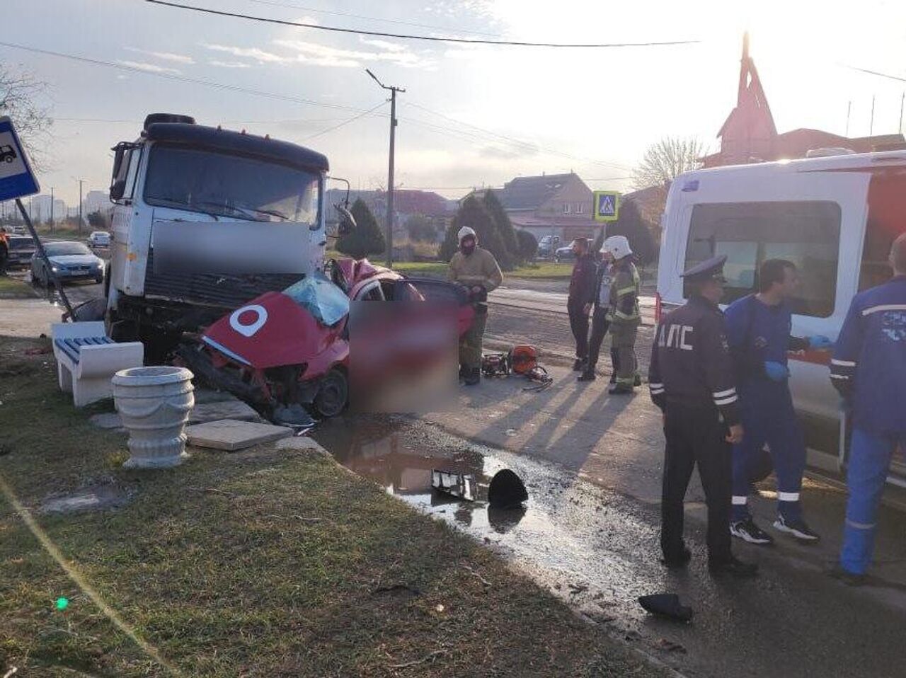 В Евпатории при столкновении с МАЗом погиб водитель легковушки - РИА  Новости Крым, 19.11.2022