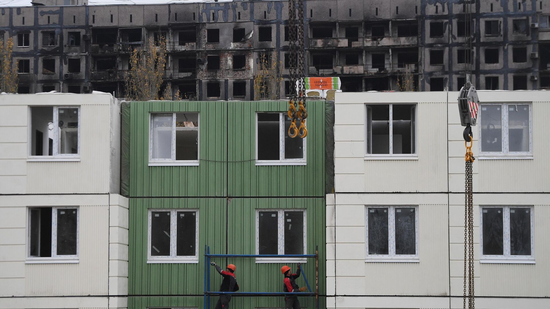 Рабочие во время строительства нового жилого дома на одной из улиц Мариуполя. - РИА Новости, 1920, 20.11.2022