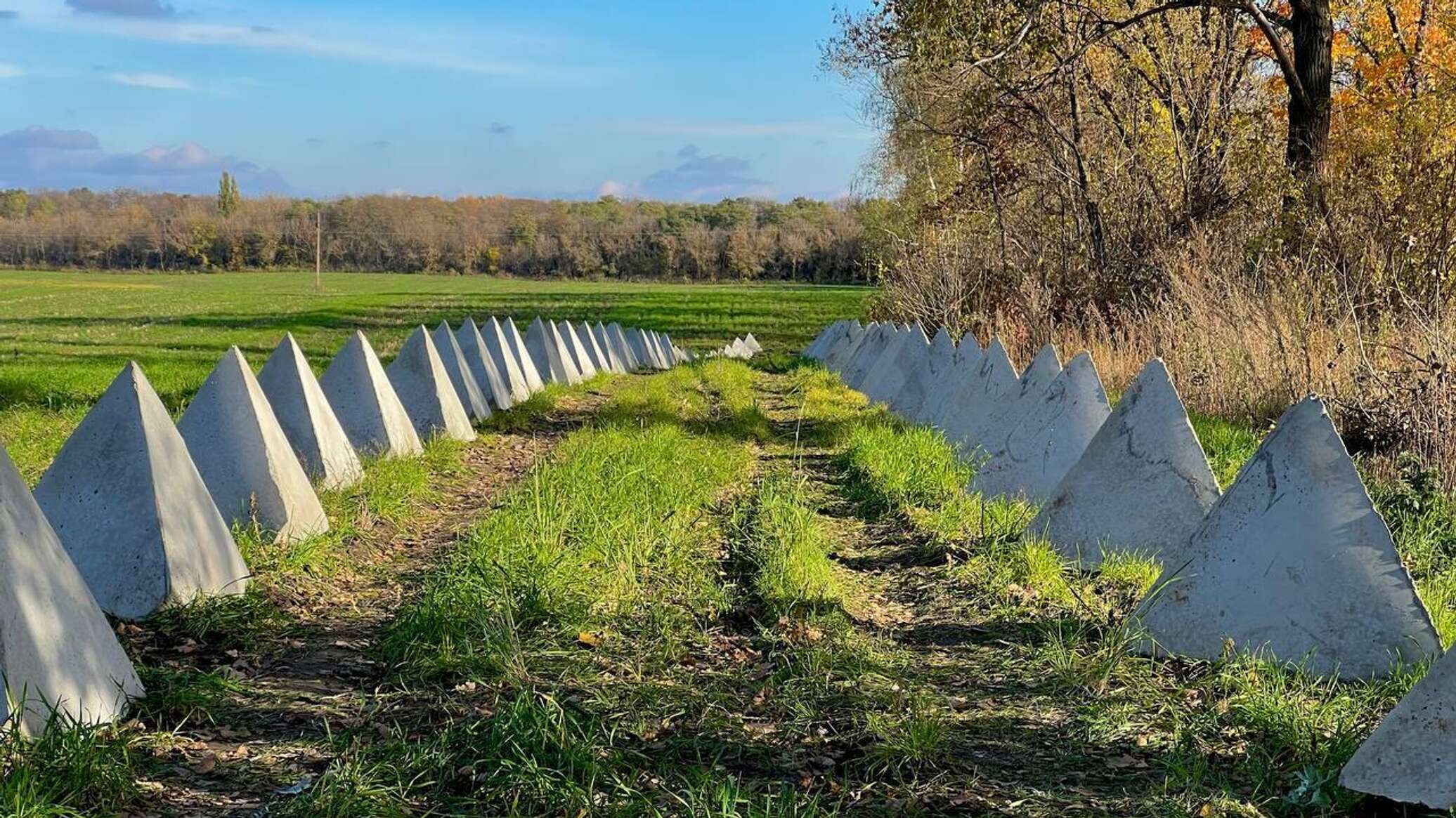 Белгородская тер оборона. Оборонительные сооружения в Белгородской области. Зубы дракона оборонительные сооружения. Оборонительная линия зубы дракона. Зубы дракона противотанковые укрепления.