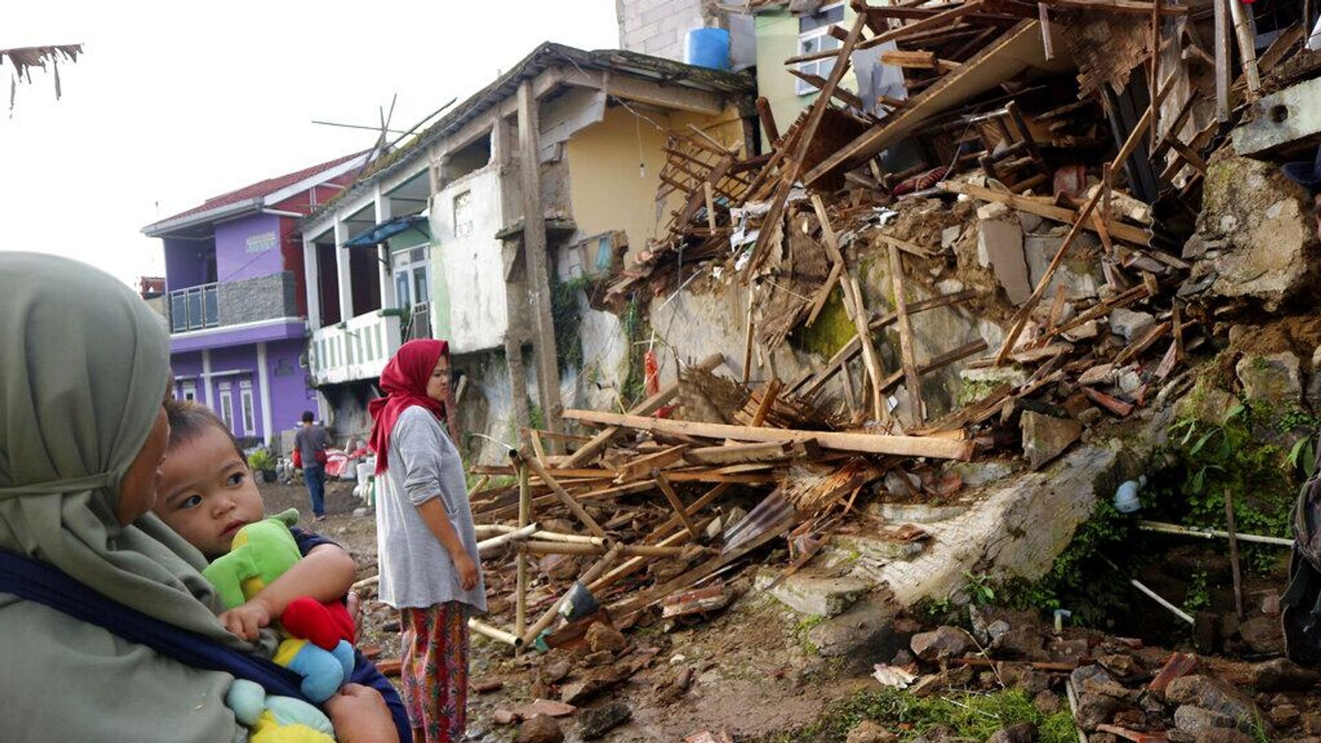 Дома, поврежденные землетрясением в Чианджуре, Западная Ява, Индонезия, во вторник, 22 ноября 2022 года - РИА Новости, 1920, 22.11.2022