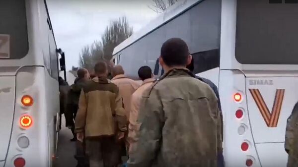 Российские военные вернулись из украинского плена. Кадр из видео Минобороны РФ