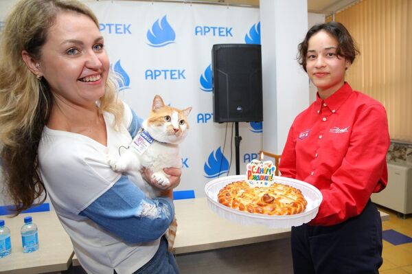 В Артеке Мостика тепло встретили рыбным пирогом В Артеке Мостика тепло встретили рыбным пирогом