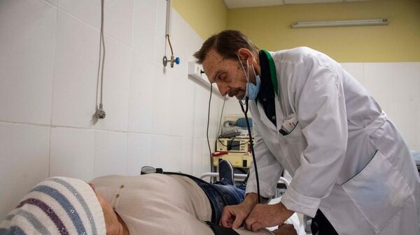 Врач принимает пациента в больнице Васильевки Запорожской области