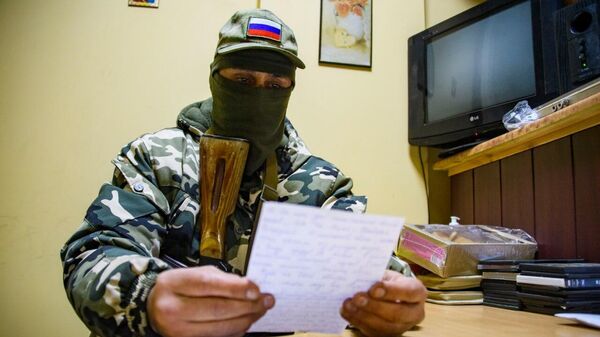 Боец батальона Крым читает письмо
