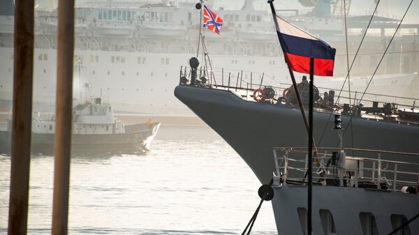Корабль с российским флагом в бухте Севастополя