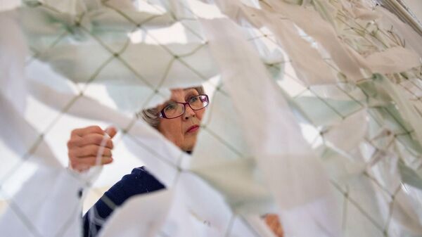 Волонтёры в Севастополе плетут маскировочную сеть