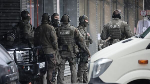 Спецназ немецкой полиции в центре города Дрезден, восточная Германия, 10 декабря 2022 года, когда началась крупномасштабная полицейская операция из-за предполагаемой ситуации с заложниками