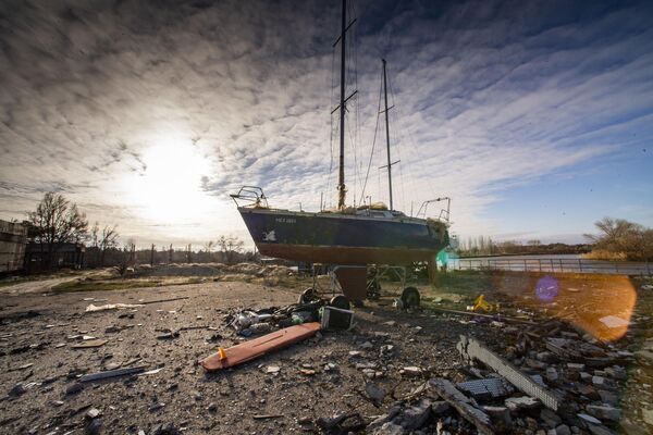 Поврежденные яхты на территории яхт-клуба Борисфен в Энергодаре.