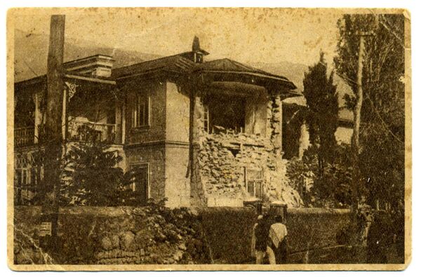 Разрушенный землетрясением корпус больницы в Кореизе, 1927 г. Разрушенный землетрясением корпус больницы в Кореизе, 1927 г.