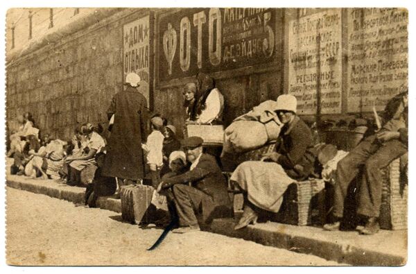 Курортники, прервавшие отдых и ожидающие пароход, 1927 г., Ялта Курортники, прервавшие отдых и ожидающие пароход, 1927 г., Ялта