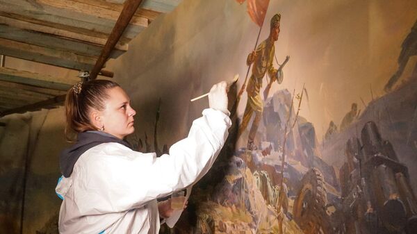 Реставраторы работают над полотном Диорамы: подбирают краски и укрепляющий слой