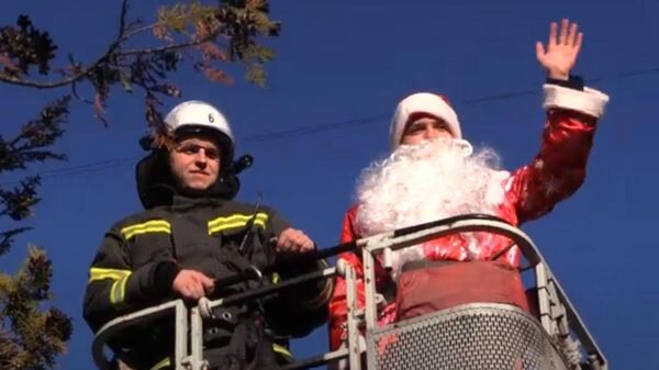 В Севастополе Дед Мороз с пожарной лестницы МЧС поздравил пациентов детской больницы 