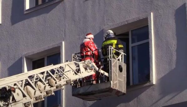 Дед Мороз в Севастополе поднялся к пациентам детской больницы на пожарной лестнице