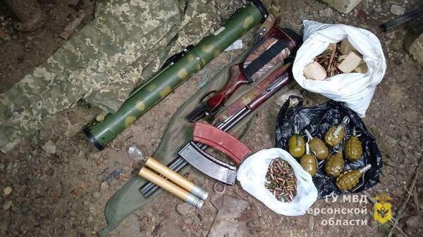В Алешках полицейские нашли тайник с гранатами и патронами