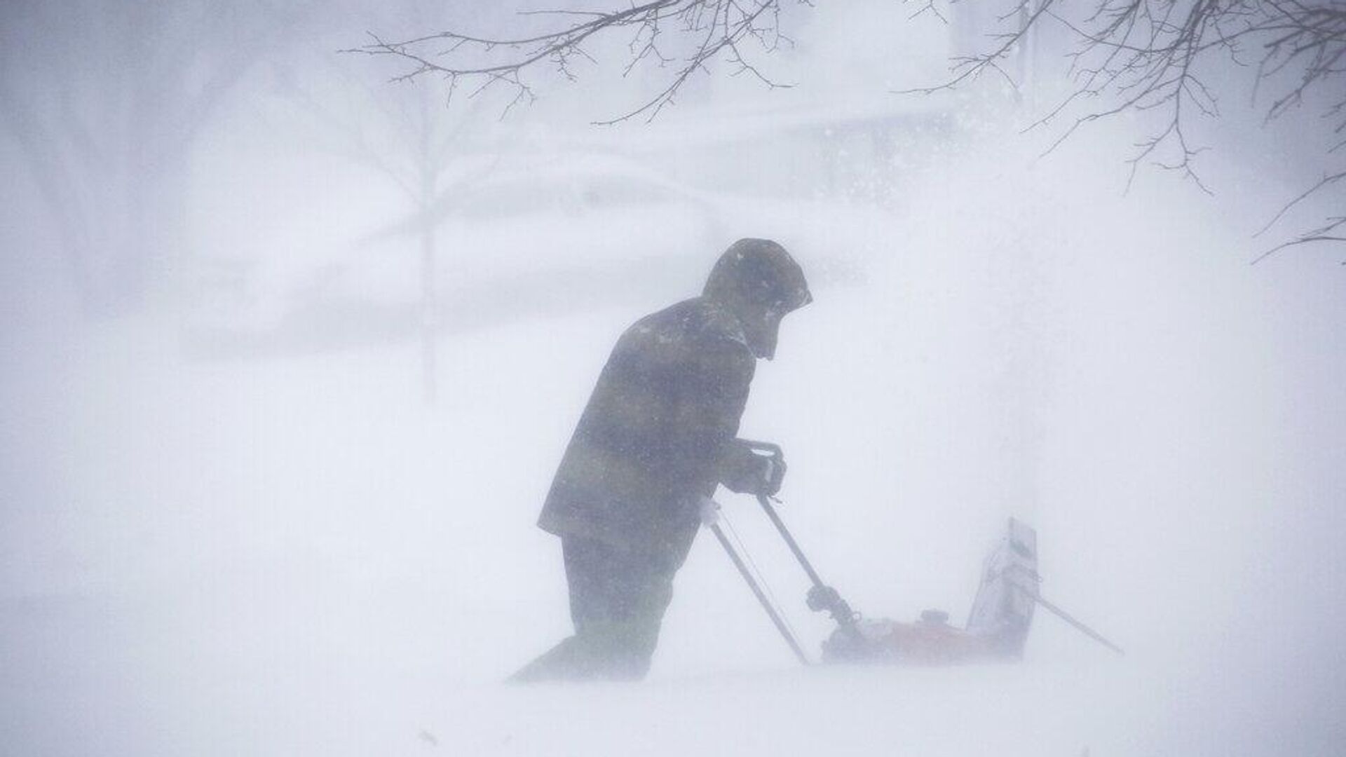 Человек убирает снег во время зимнего шторма, прокатившегося по Западному Нью-Йорку в субботу, 24 декабря 2022 г., в Амхерсте, штат Нью-Йорк. - РИА Новости, 1920, 25.12.2022