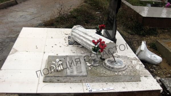 В Севастополе трое детей разгромили надгробия на Братском кладбище