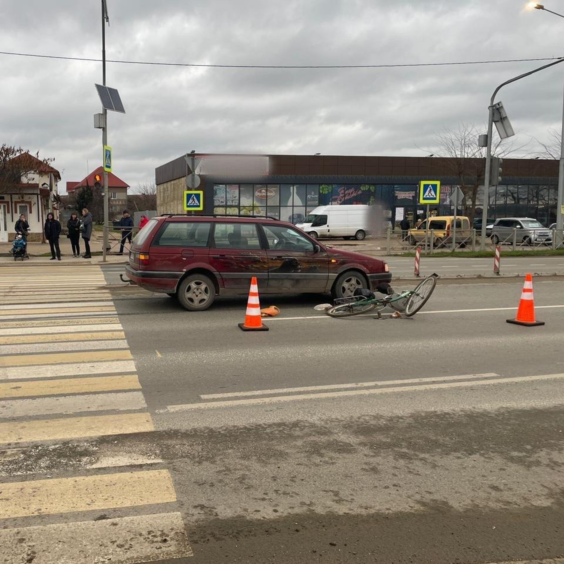 В Саках на пешеходном переходе сбили велосипедиста - РИА Новости Крым,  27.12.2022