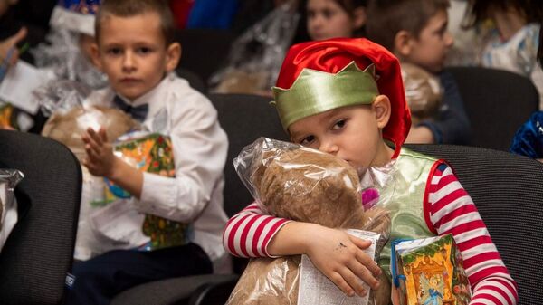 Корреспонденты РИА Новости Крым привезли подарки в чаплинскую школу 
