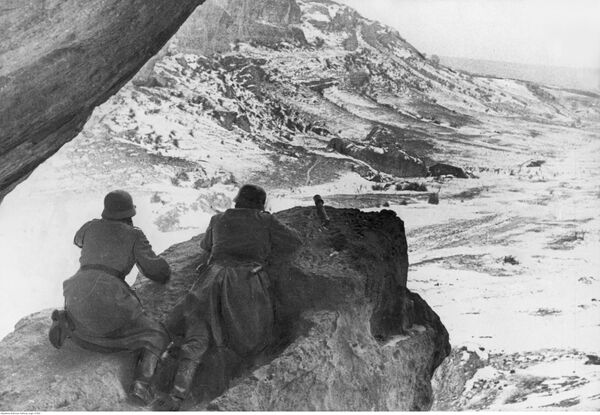 Немецкие солдаты ведут наблюдение под Севастополем, 1941 г. Фото: Госархив РК. Немецкие солдаты ведут наблюдение под Севастополем, 1941 г. Фото: Госархив РК.