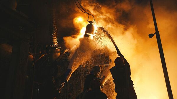 Пожарные Государственной службы по чрезвычайным ситуациям Украины работают над тушением пожара в Киеве