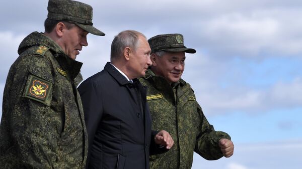Президент России Владимир Путин инспектирует войска. Архивное фото