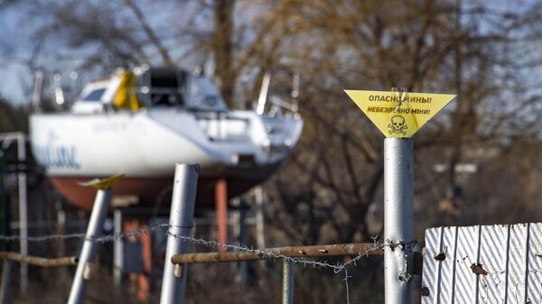 Табличка Осторожно мины на территории яхт-клуба Борисфен в Энергодаре