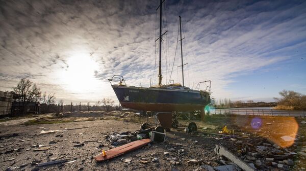 Поврежденные яхты на территории яхт-клуба Борисфен в Энергодаре