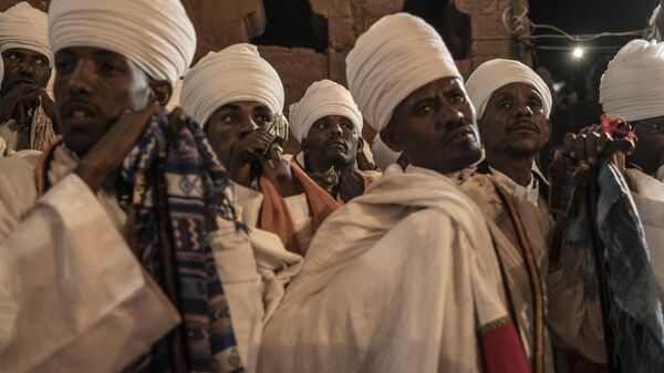 Эфиопские православные священники в церкви Святой Марии в Лалибеле во время рождественской службы