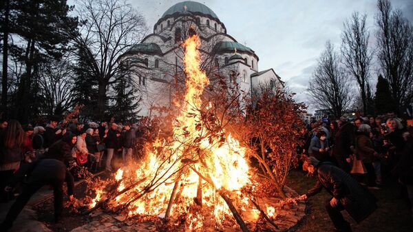 Ежегодная церемония разведения костра из сушеных дубовых ветвей в канун православного Рождества в церкви Святого Саввы в Белграде