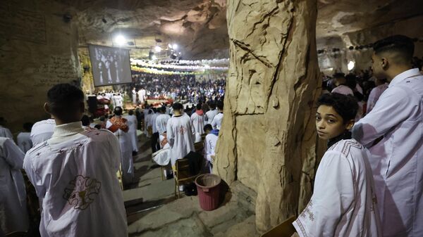 Египетские копты посещают рождественскую мессу в монастыре Святого Симона, также известном как Пещерная церковь, на горе Мокаттам в Каире