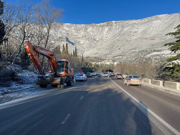 На трассе Ялта-Севастополь иномарка врезалась в экскаватор 