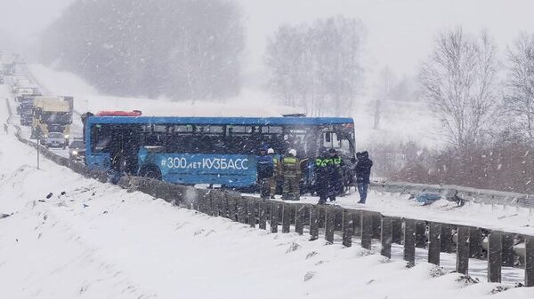 В жутком ДТП с легковушкой и пассажирским автобусом в Кузбассе погибли пять человек