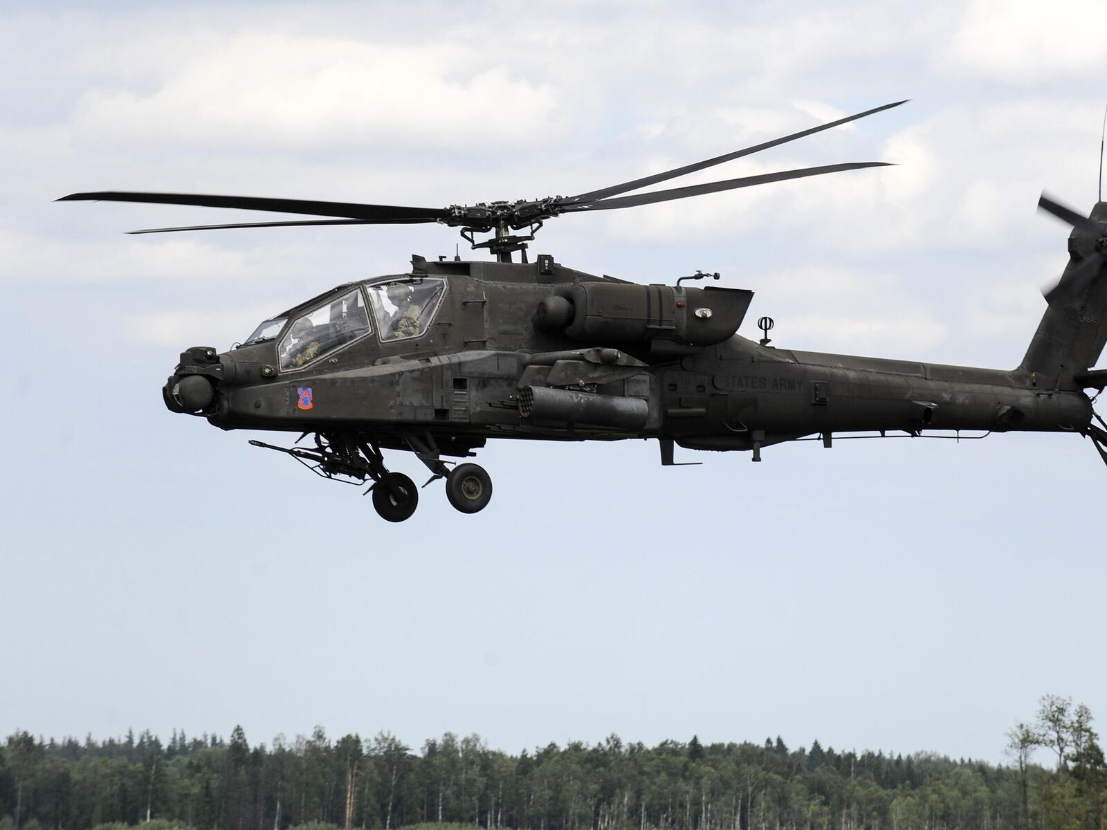 Вертолет перебрасывал отряд. MCDONNELL Douglas Ah-64 Apache. Апачи вертолеты учения НАТО. Вертолеты Апачи в Украине. Ударные вертолеты Apache.