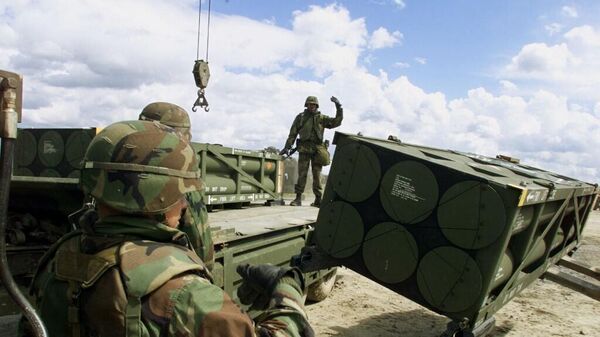 Солдаты армии США загружают управляемые армейские тактические ракеты M39 (ATACMS) в грузовик. (Фото МАЙКА НЕЛЬСОНА / AFP)