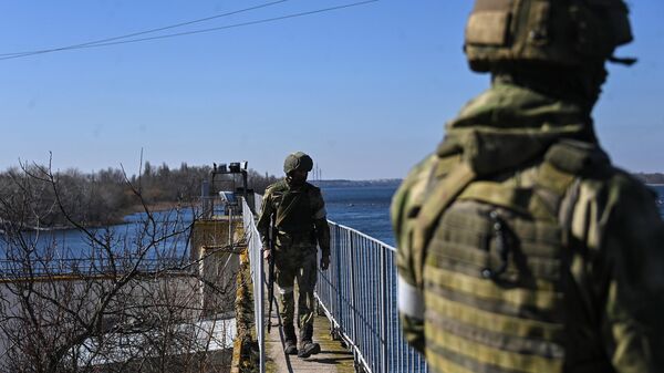 Военнослужащие ВС РФ на берегу реки Днепр в районе Новой Каховки Херсонской области.