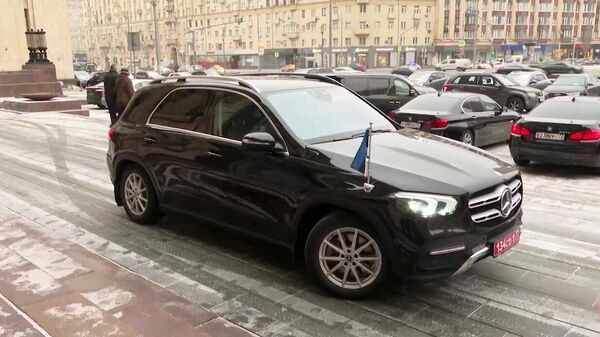 Машина посла Эстонии Маргуса Лайдре отъезжает от здания Министерства иностранных дел в Москве.