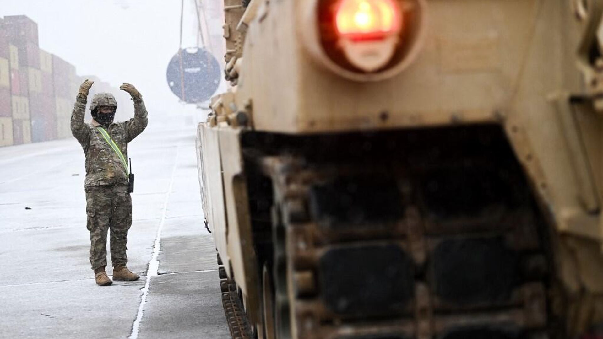 Солдат армии США указывает путь боевому танку M1A2 Abrams. - РИА Новости, 1920, 25.01.2023
