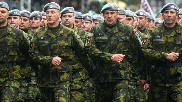 Чешские солдаты маршируют во время армейского парада в Праге