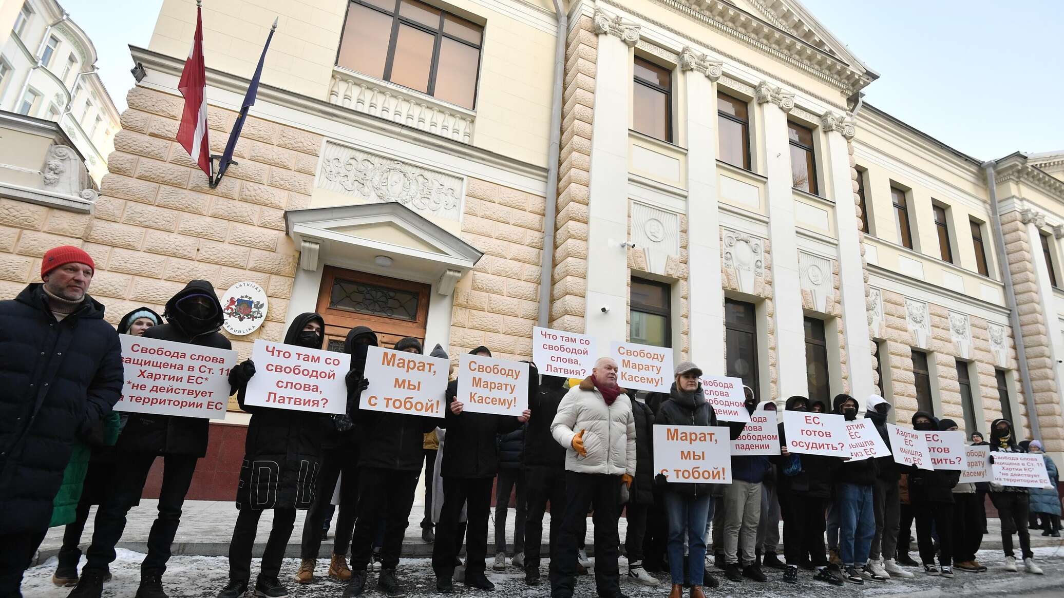 Самые важные новости сегодня свежие в мире. Пикет у посольства 2023. Митинг у посольства Латвии. Литва люди.